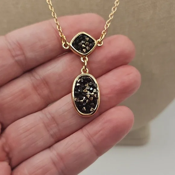 Avon Modern Glimmer Pendant Necklace - Picture 3 of 4